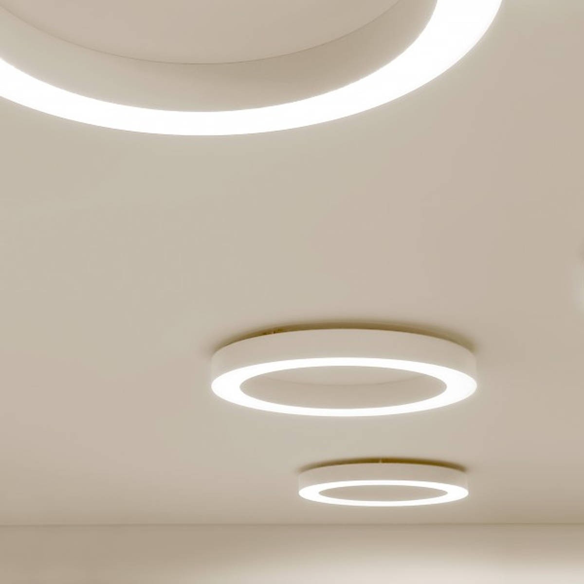 Plafoniera minimale con struttura in alluminio, dalla forma circolare a  forma di anello con colore bianco con luce a led ( 50W ) integrata