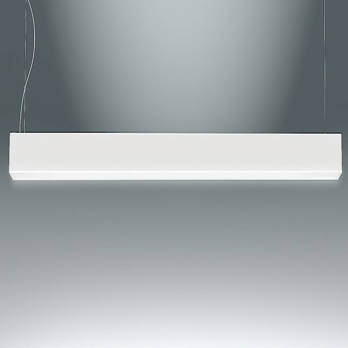 Sospensione minimale con struttura in alluminio, dalla linea lineare,  colore bianco con luce a Led bidirezionale ( 26+5W ) integrata, dimensioni:  L. 120 Cm, H. Max 155 Cm. Pierlux Illuminazione